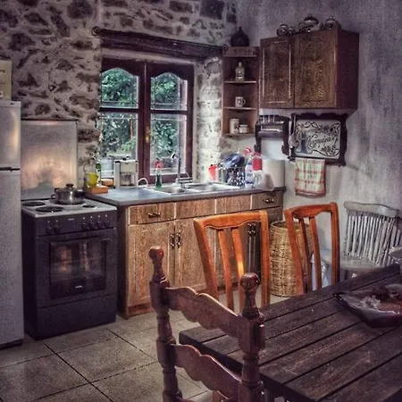 Dorotheas Stone House In The Forest Tatil Evi Asprogia